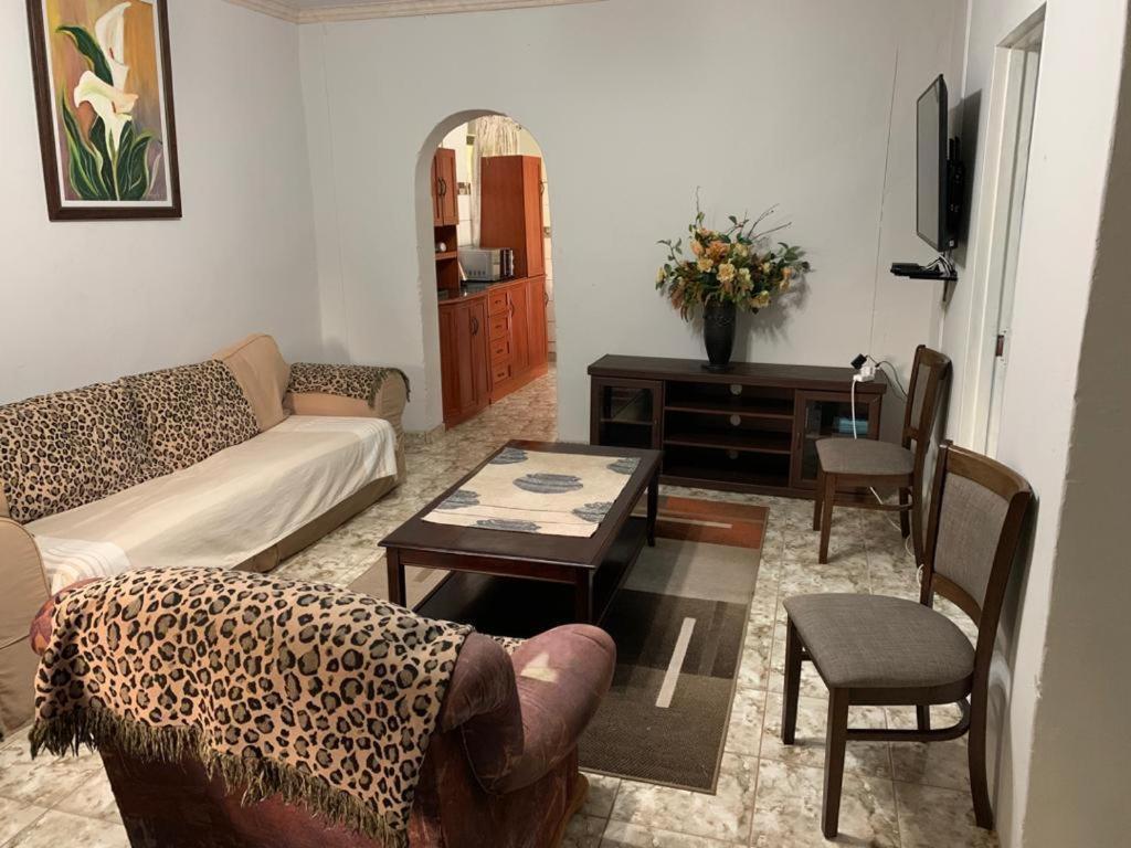 Juda Haus Lodge Катима Мулило Екстериор снимка
