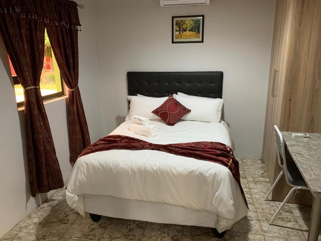 Juda Haus Lodge Катима Мулило Екстериор снимка